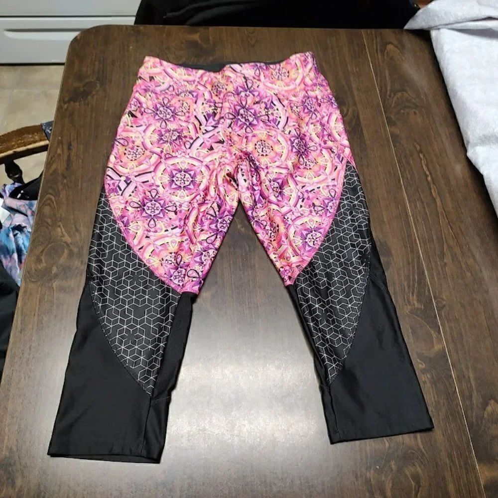Danskin Now Black Multi-Colored Cropped Leggings size Women's M